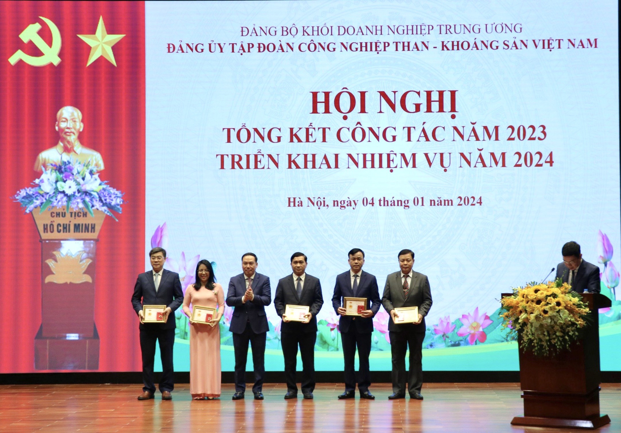 Trao Kỷ niệm chương Vì sự nghiệp công tác kiểm tra của Đảng đối với 05 đồng chí.