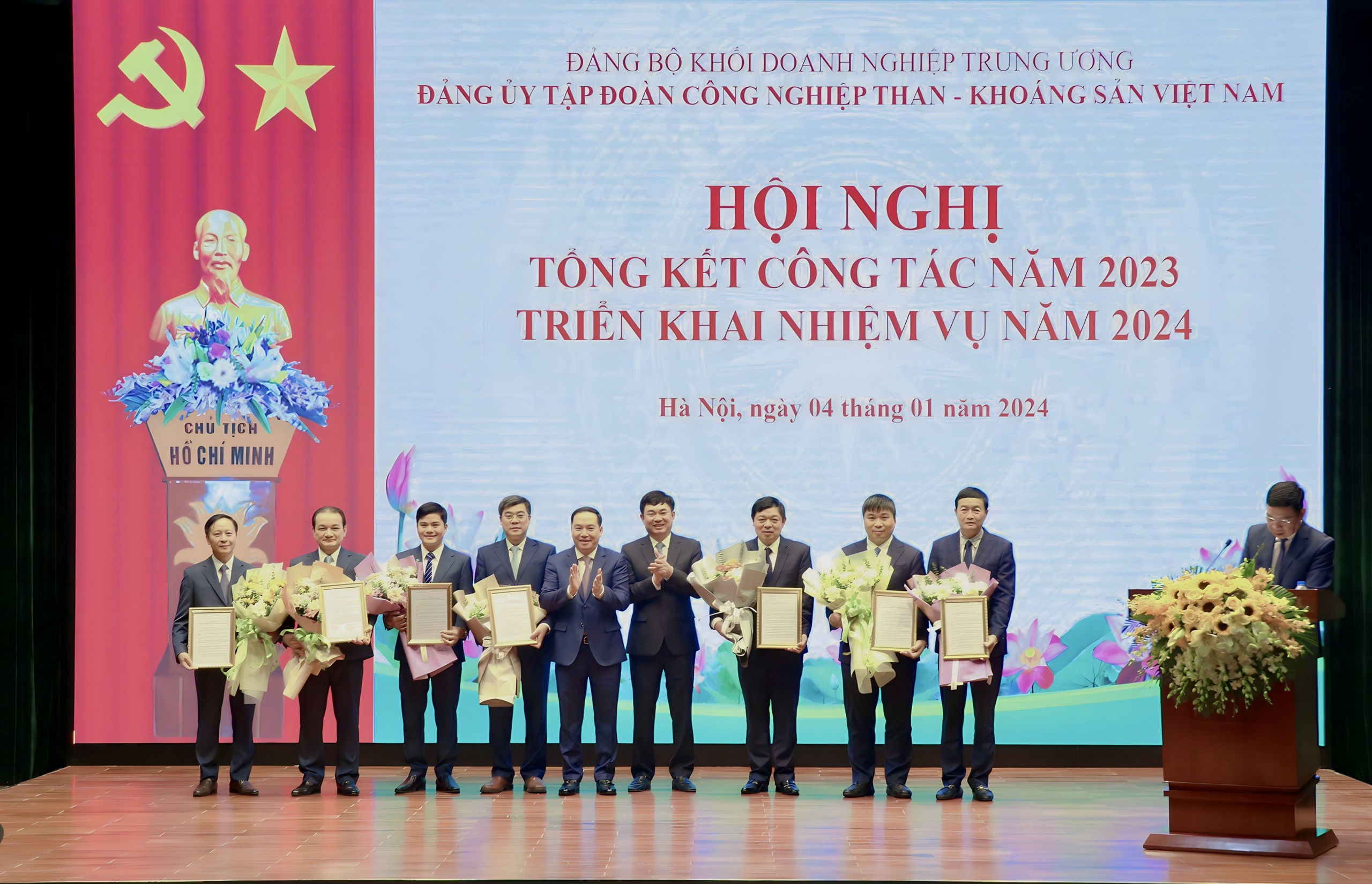 Trao Quyết định công nhận Ủy viên BCH Đảng bộ TKV với 07 đồng chí.