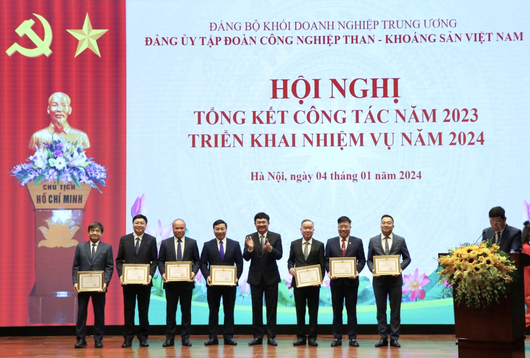 Trao Giấy khen của Đảng uỷ Tập đoàn cho 07 Đảng bộ hoàn thành xuất sắc nhiệm vụ năm 2023.