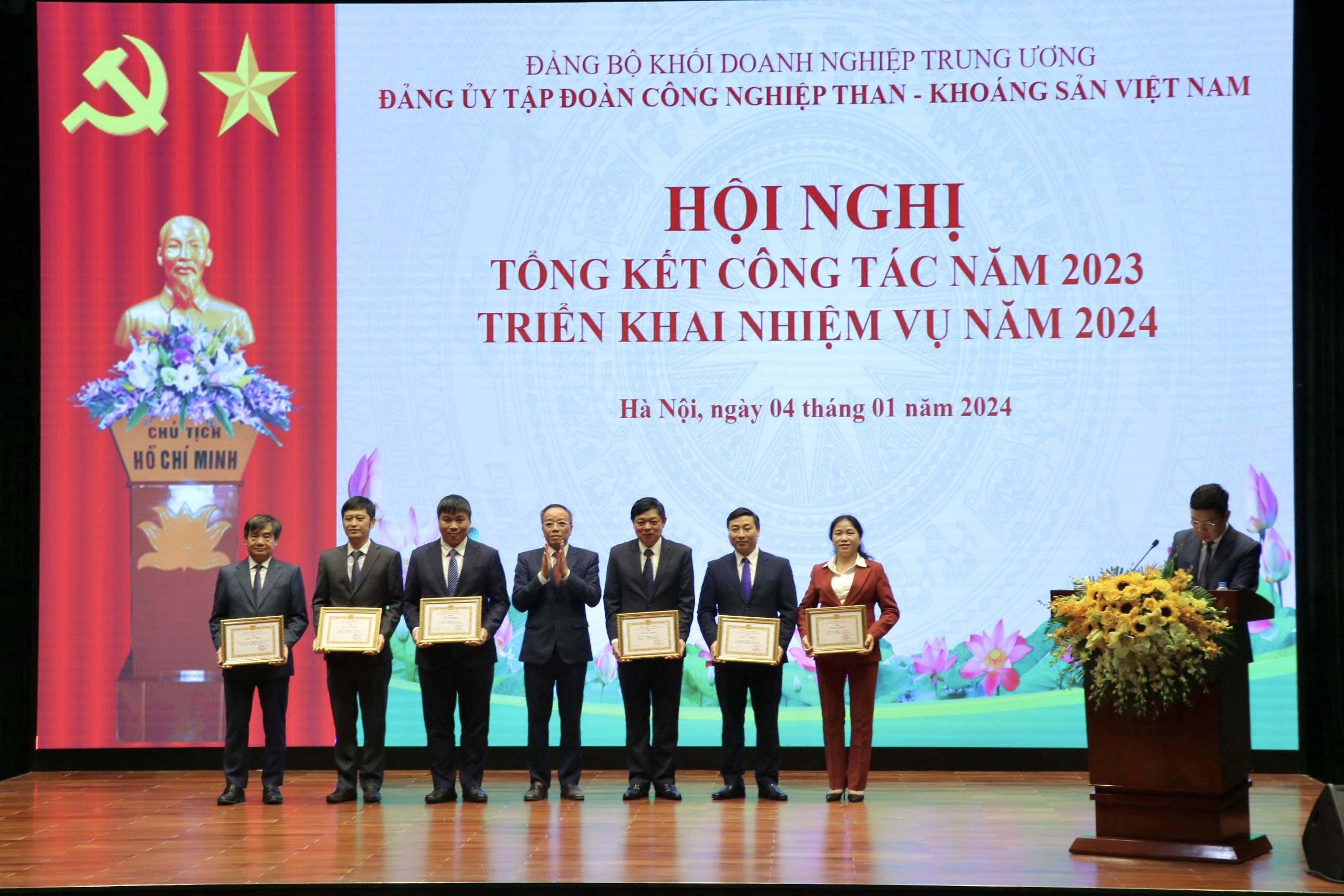 Trao giấy khen cho 06 Đảng bộ cơ sở tham gia tích cực, có nhiều đóng góp cho Giải Búa liềm vàng Khối Doanh nghiệp Trung ương năm 2023.