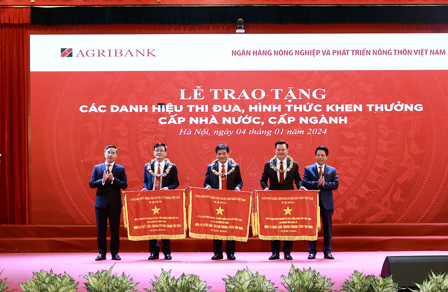 Tặng Cờ thi đua cho các tập thể có thành tích xuất sắc năm 2023.