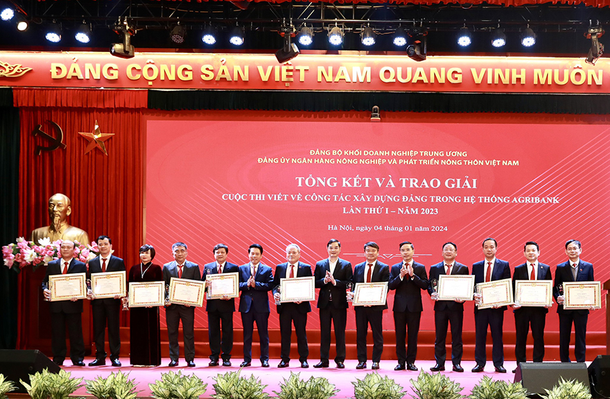 Đại diện lãnh đạo Đảng uỷ Khối DNTW, NHNN và Agribank trao Giấy khen và biểu trưng cho các tập thể có thành tích xuất sắc trong tham gia Cuộc thi viết về công tác xây dựng Đảng trong hệ thống Agribank lần thứ I - năm 2023.
