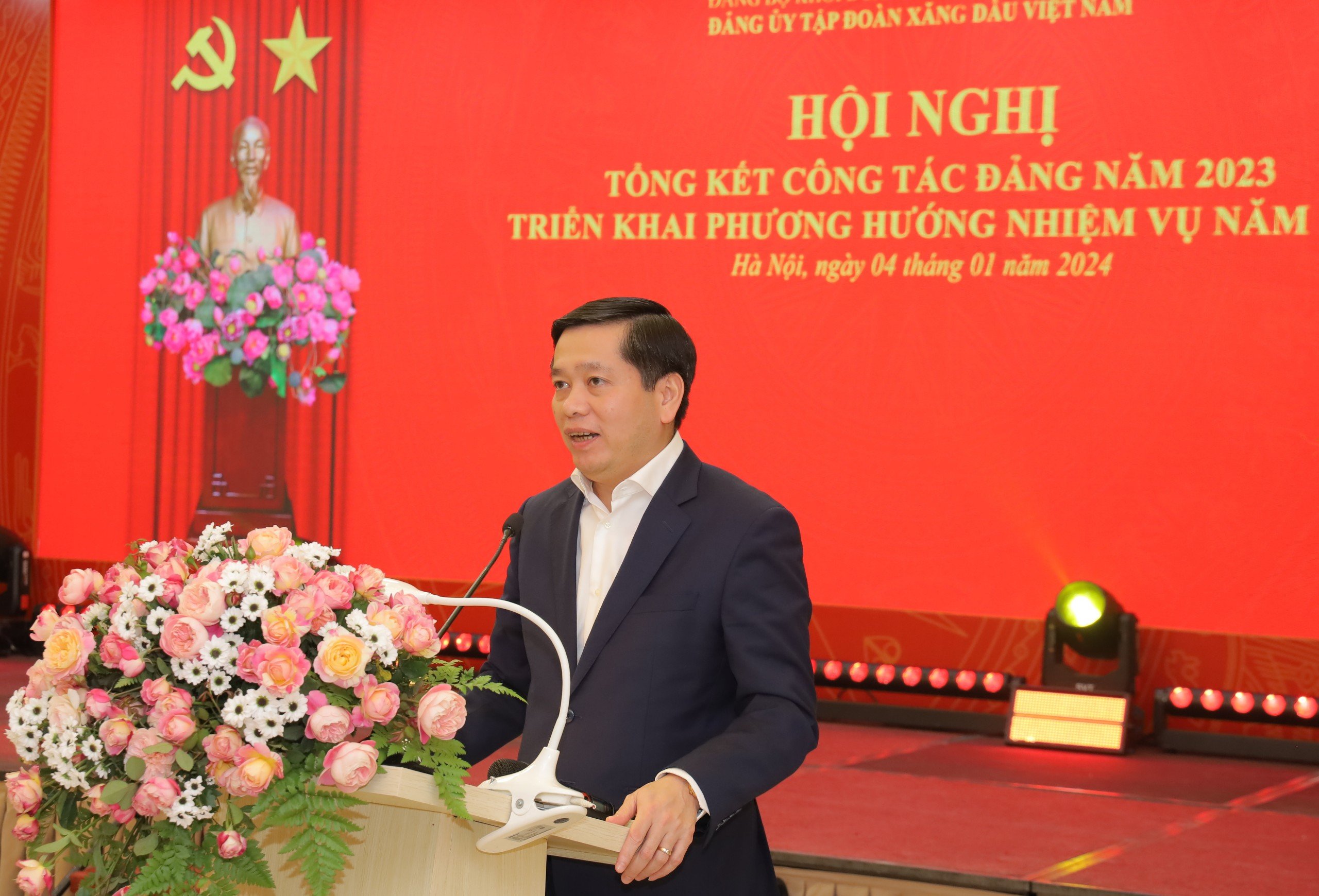 Đồng chí Nguyễn Long Hải, Ủy viên dự khuyết Trung ương Đảng, Bí thư Đảng ủy Khối Doanh nghiệp Trung ương chủ trì Hội nghị.