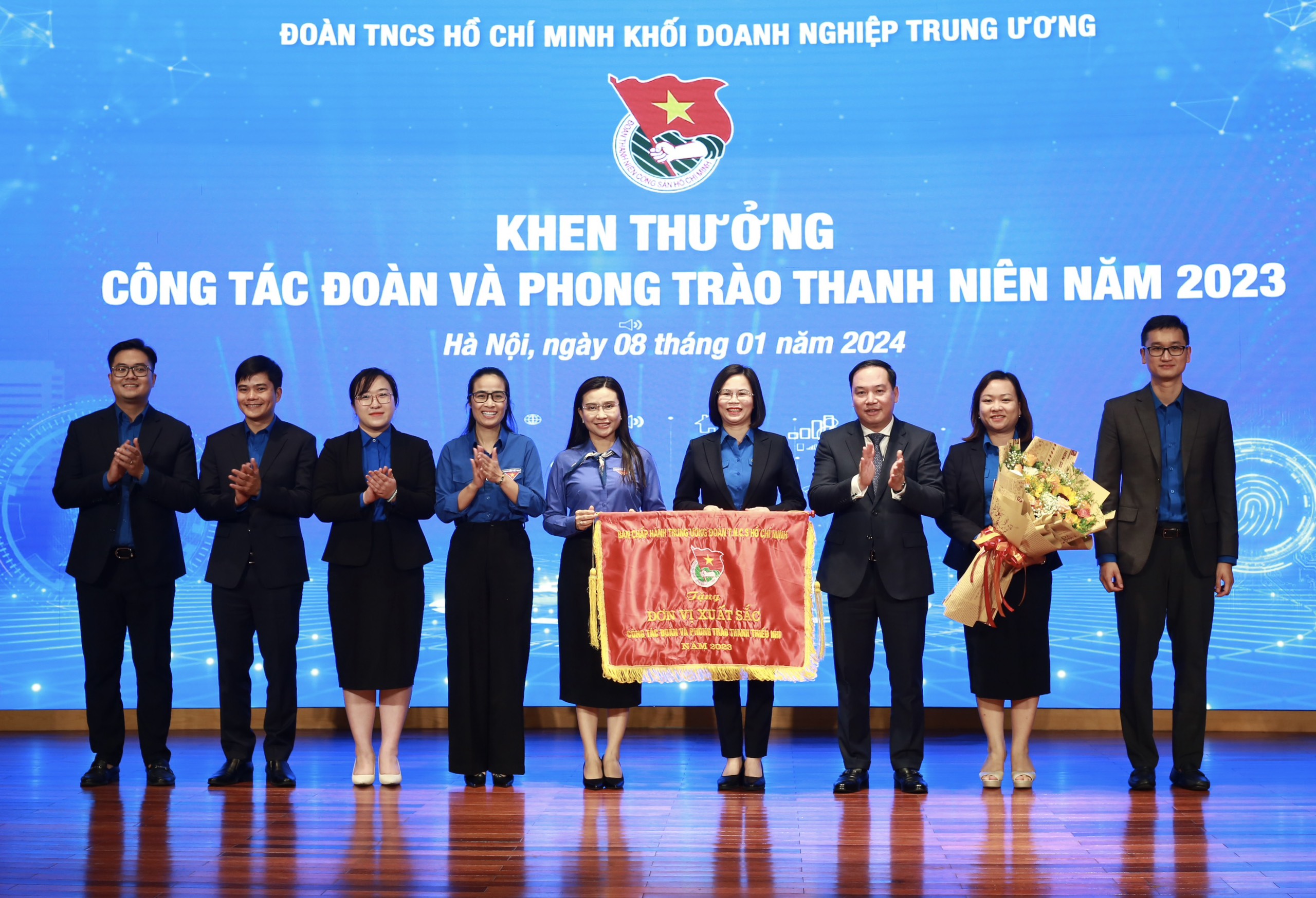 đồng chí Hồ Xuân Trường - Phó Bí thư Đảng ủy Khối Doanh nghiệp Trung ương, đồng chí Nguyễn Phạm Duy Trang - Bí thư BCH Trung ương Đoàn, Chủ tịch Hội đồng đội Trung ương tặng Cờ thi đua xuất sắc của TWĐ và hoa cho tập thể BTV Đoàn Khối