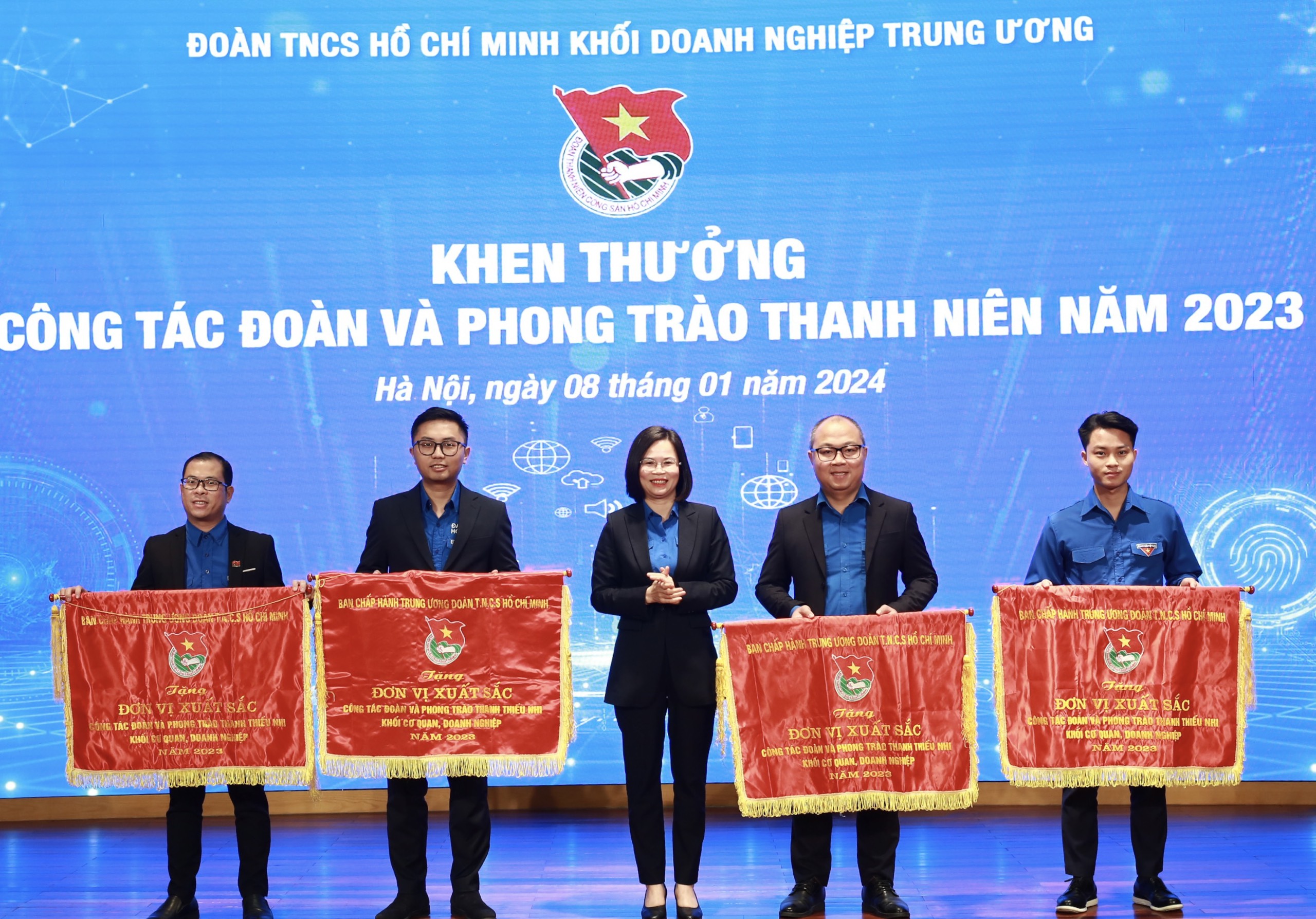  tặng Cờ thi đua cho 5 đơn vị Đoàn cấp huyện