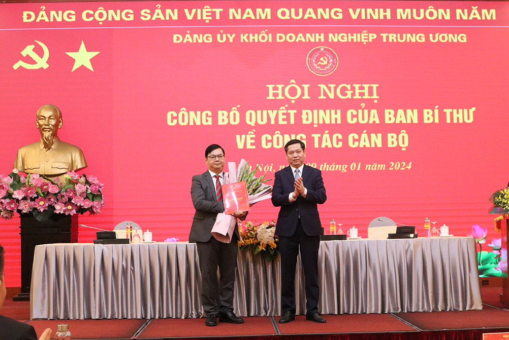 Đồng chí Nguyễn Long Hải, Bí thư Đảng uỷ Khối Doanh nghiệp Trung ương trao quyết định của Ban Bí thư về công tác cán bộ.
