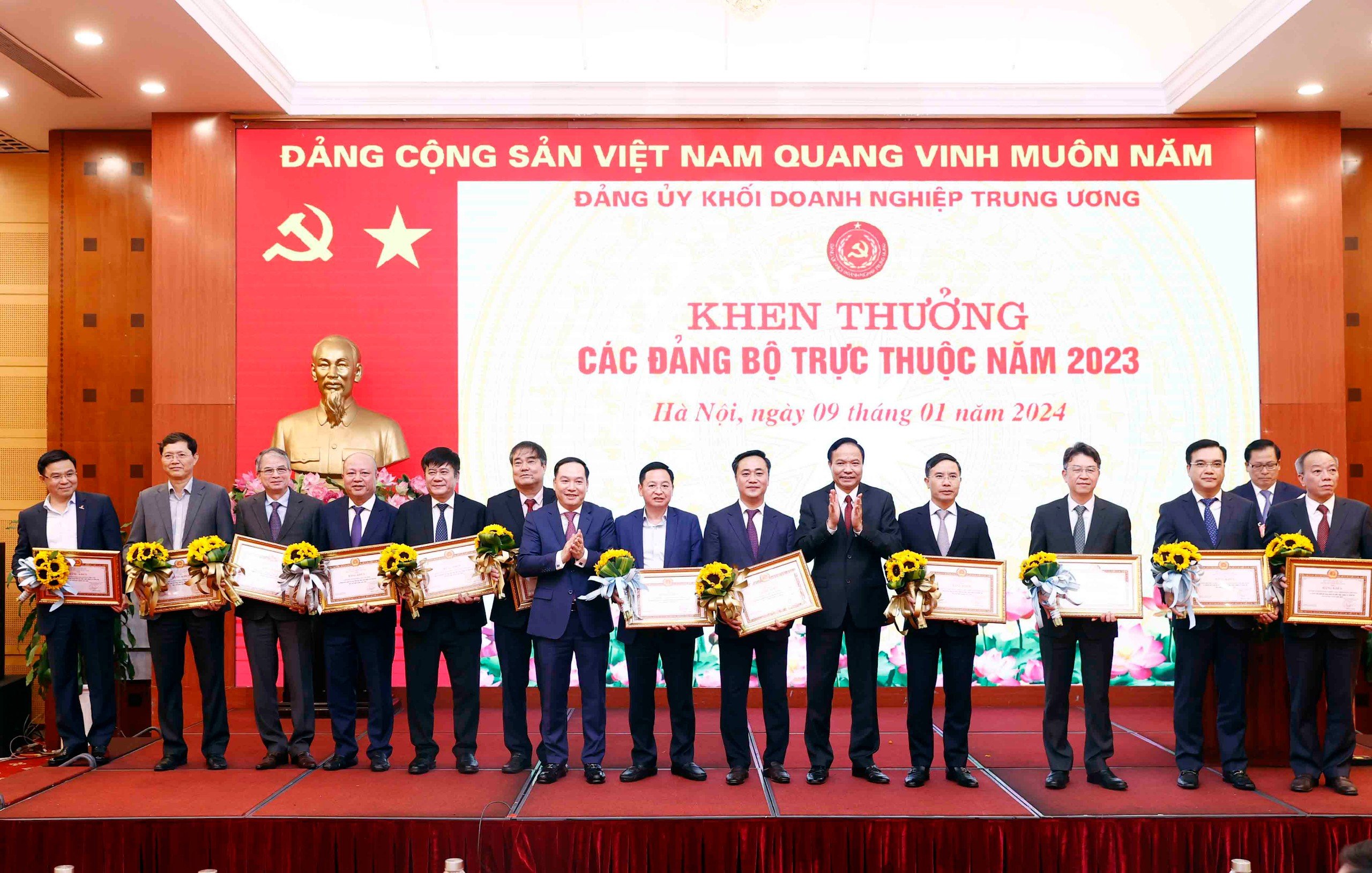 Đảng uỷ Khối Doanh nghiệp Trung ương tặng Bằng khen cho 12 đảng bộ trực thuộc đã có thành tích xuất sắc trong lãnh đạo thực hiện nhiệm vụ chính trị và sản xuất kinh doanh năm 2023.