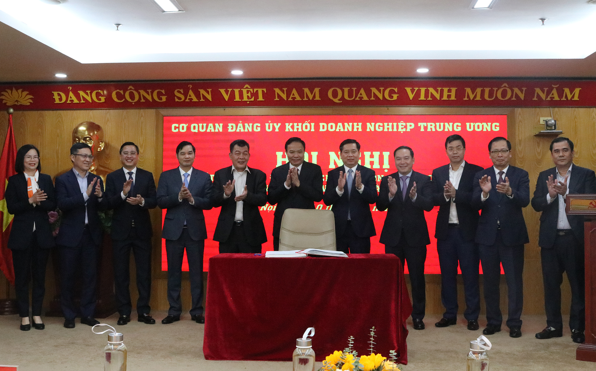 Các đồng chí Thường trực Đảng uỷ Khối và lãnh đạo các ban, đơn vị của Đảng uỷ Khối ký giao ước thi đua.