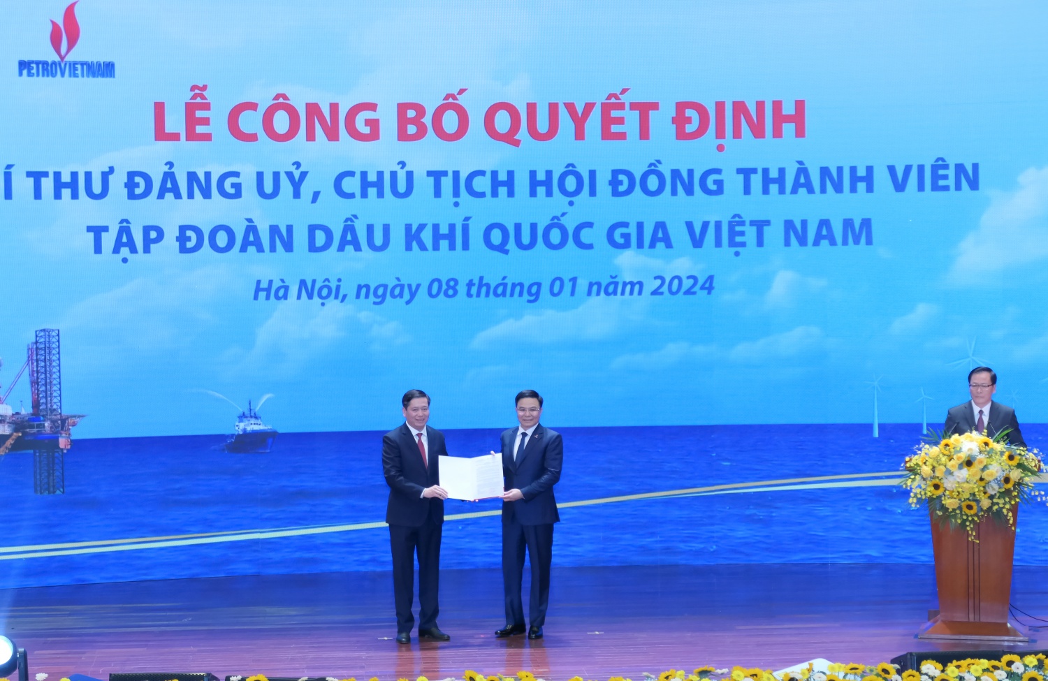 Đồng chí Nguyễn Long Hải, Ủy viên dự khuyết Trung ương Đảng, Bí thư Đảng ủy Khối doanh nghiệp Trung ương trao Quyết định chuẩn y chức danh Bí thư Đảng ủy Tập đoàn Dầu khí Quốc gia Việt Nam cho đồng chí Lê Mạnh Hùng.