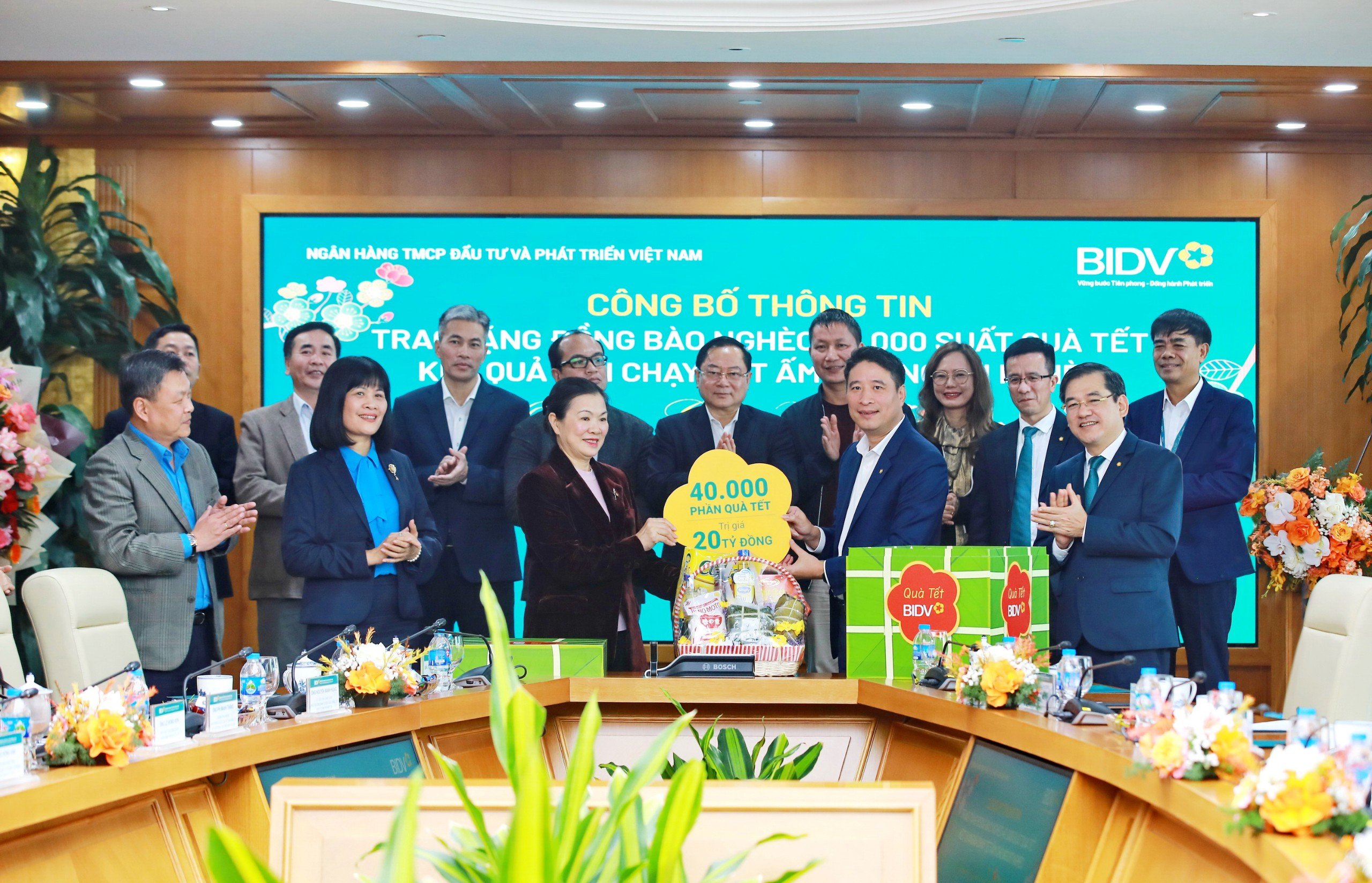 Phó Tổng Giám đốc, Chủ tịch Công đoàn BIDV Trần Phương và Phó Chủ tịch Ủy ban Trung ương Mặt trận Tổ quốc Việt Nam Trương Thị Ngọc Ánh trao biểu trưng quà Tết tặng đồng bào nghèo.