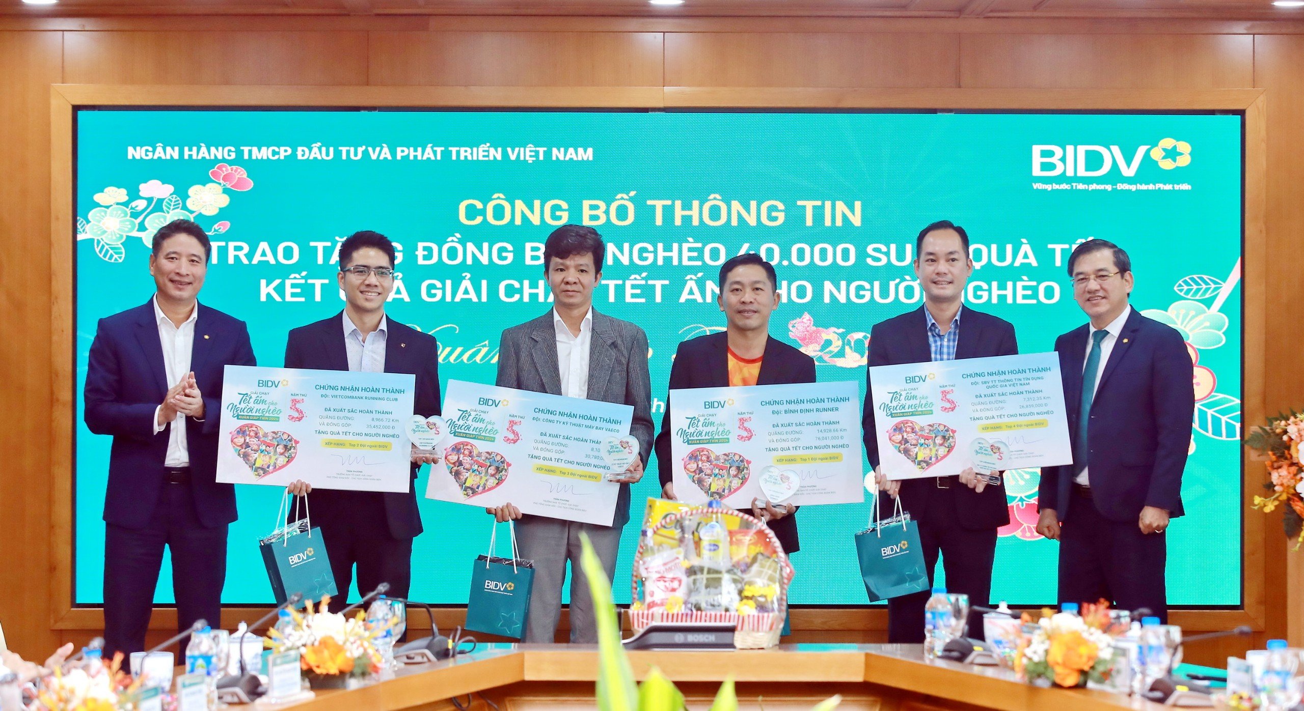 : Lãnh đạo BIDV trao tặng các đội đạt thành tích cao của giải chạy 