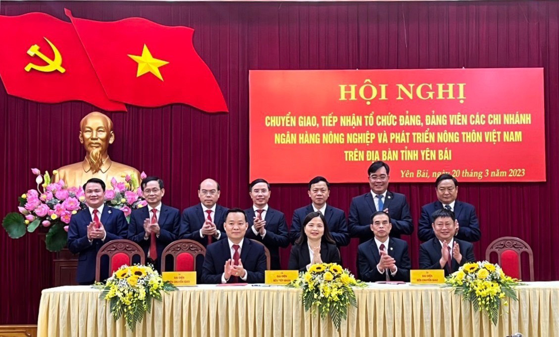 Đảng ủy Agribank tiếp nhận các tổ chức đảng, đảng viên.