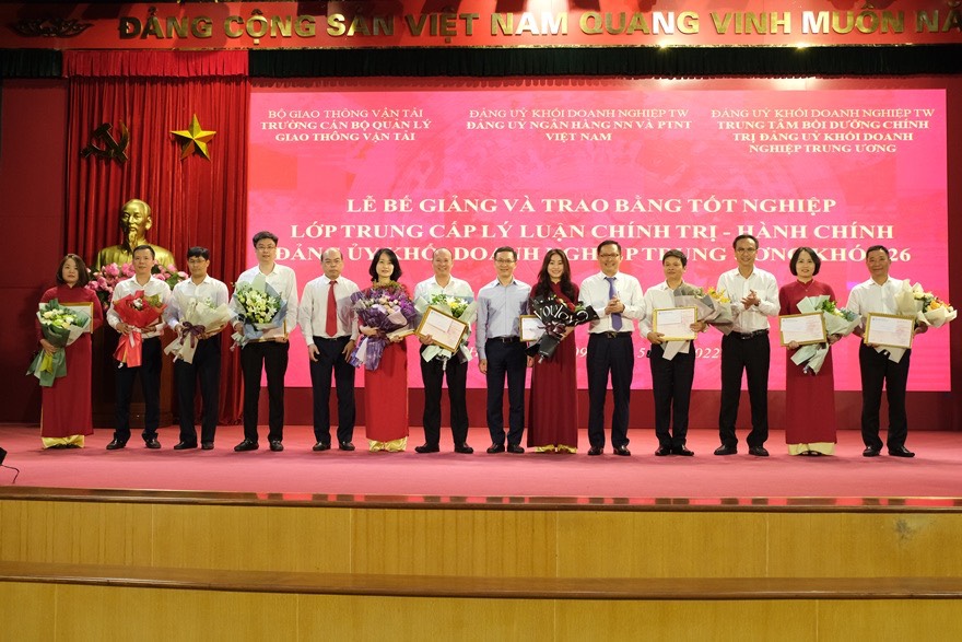 Lễ bế giảng và trao bằng tốt nghiệp Lớp trung cấp lý luận chính trị - Hành chính Đảng ủy Khối Doanh nghiệp Trung ương khóa 26.