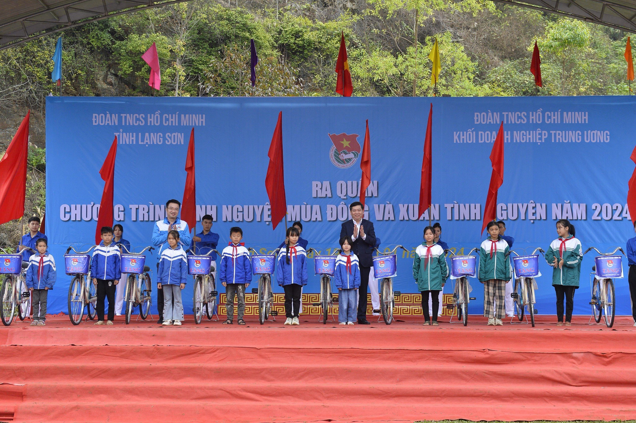 Đồng chí Nguyễn Long Hải, Ủy viên dự khuyết T.Ư Đảng, Bí thư Đảng ủy Khối Doanh nghiệp T.Ư và đồng chí Nguyễn Tường Lâm, Bí thư T.Ư Đoàn, Phó Chủ tịch thường trực UBQG về thanh niên Việt Nam trao tặng xe đạp cho học sinh có hoàn cảnh khó khăn trên địa bàn xã Quốc Khánh