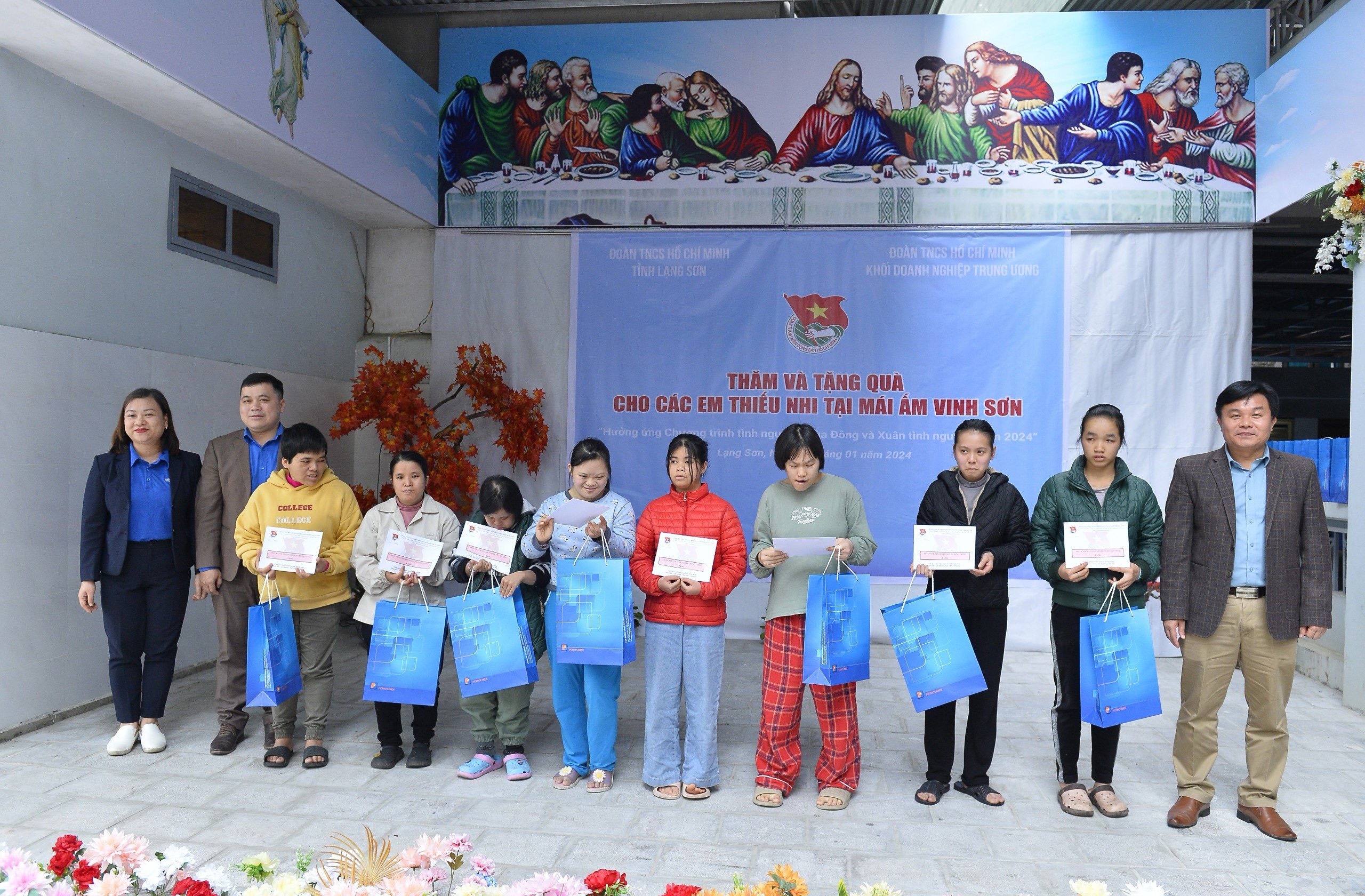 Tặng quà cho các em nhỏ Mái ấm Vinh Sơn