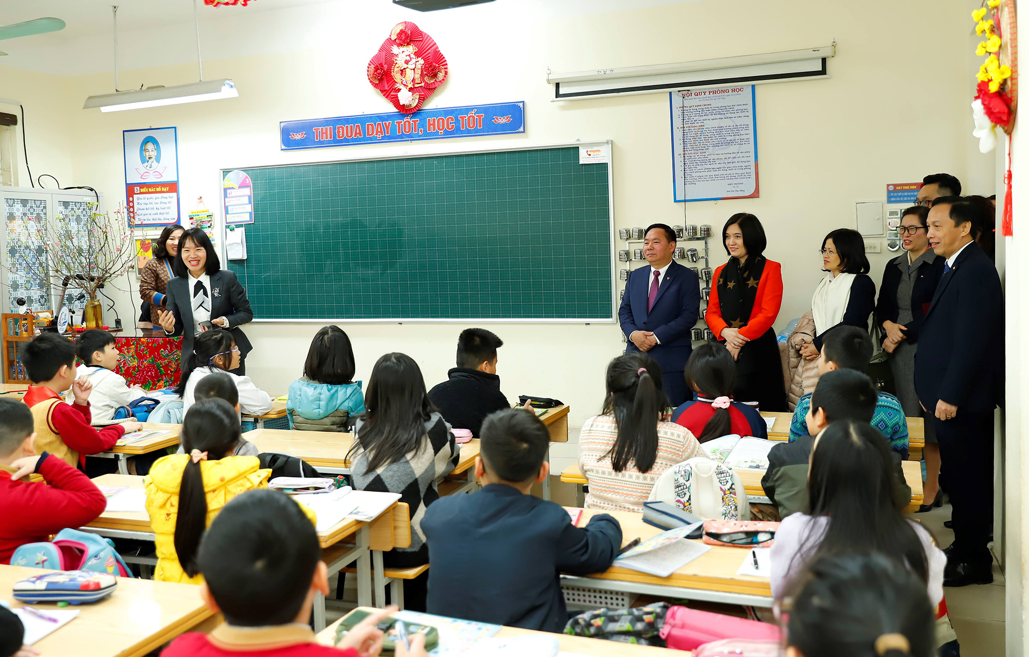 Ban lãnh đạo Vietcombank và Chi nhánh Chương Dương tham quan 1 lớp học của trường tiểu học Gia Thụy.