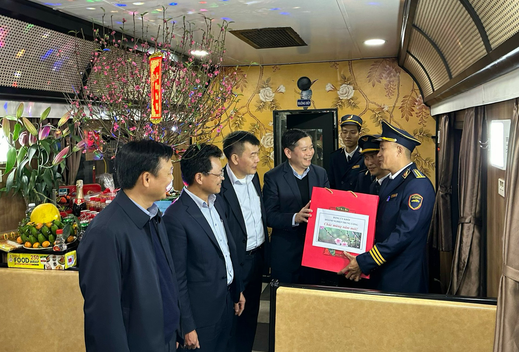 Đồng chí Nguyễn Long Hải và Đoàn công tác của Đảng ủy Khối Doanh nghiệp Trung ương đã đi kiểm tra, thị sát công tác phục vụ hành khách tại Ga Hà Nội và thăm hỏi động viên các cán bộ, nhân viên đường sắt trong ca làm việc ngày 29 Tết.