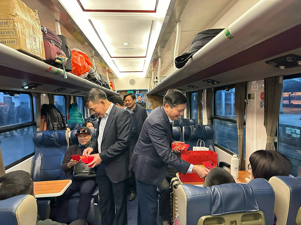 Bí thư Đảng ủy Khối Doanh nghiệp Trung ương Nguyễn Long Hải và Đoàn công tác lên tàu chúc Tết hành khách trong chuyến tàu chiều 29 Tết.