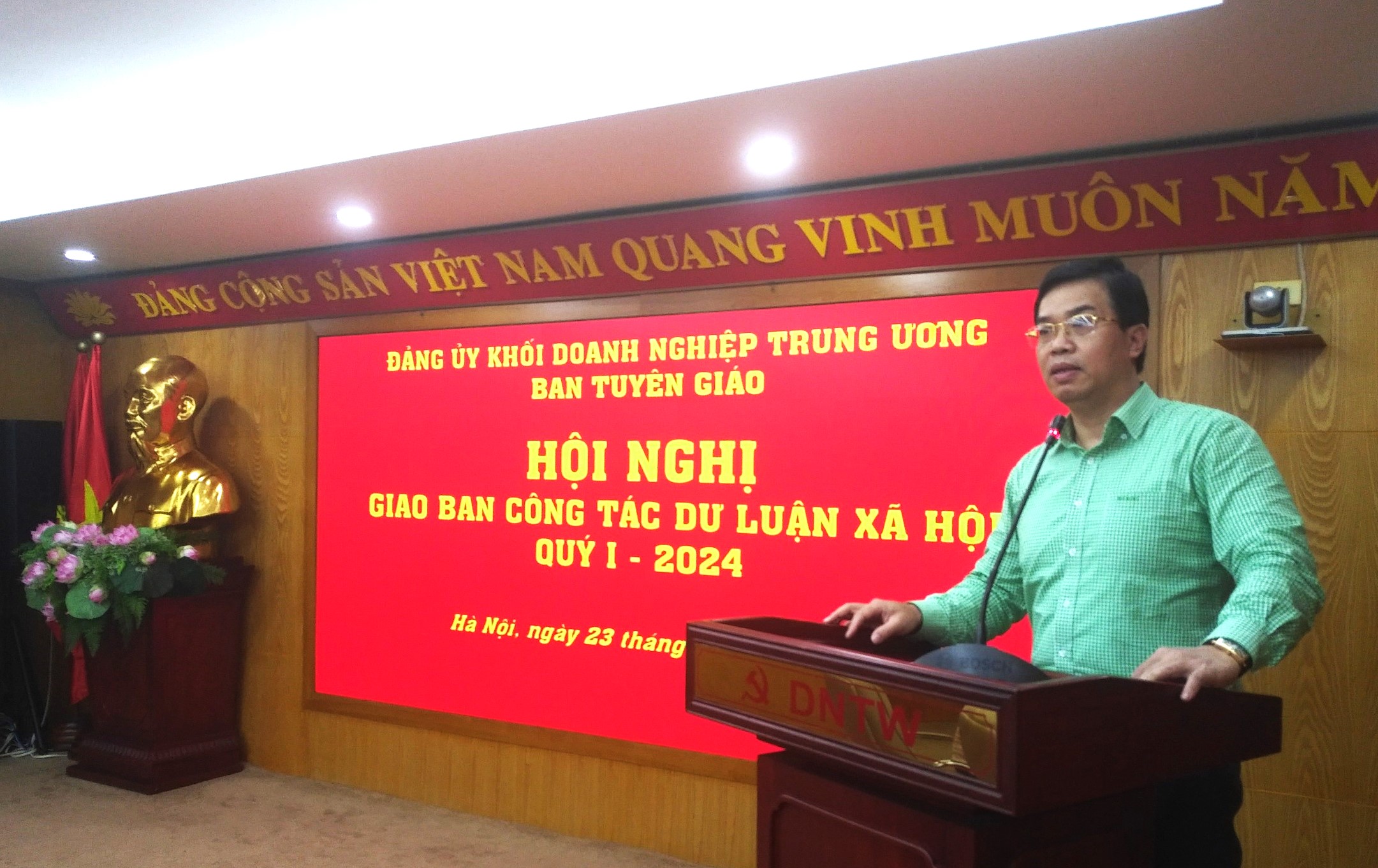 đồng chí Nguyễn Trung Hiếu, Ủy viên Ban Thường vụ, Trưởng Ban Tuyên giáo Đảng ủy Khối ghi nhận những đóng góp của các đồng chí cộng tác viên trong công tác tuyên giáo nói chung và công tác nắm bắt, định hướng dư luận xã hội tại doanh nghiệp, đơn vị trong thời gian qua.