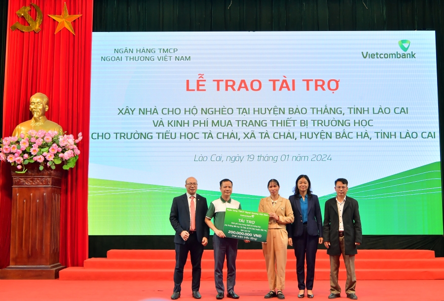 Đại diện lãnh đạo Vietcombank trao biển hỗ trợ 