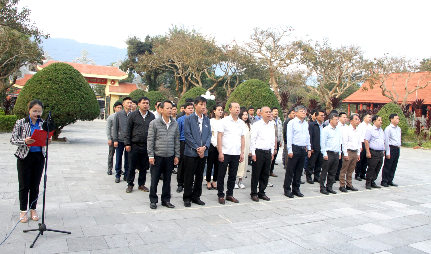 Đoàn công tác viếng nghĩa trang liệt sỹ tỉnh Lai Châu.