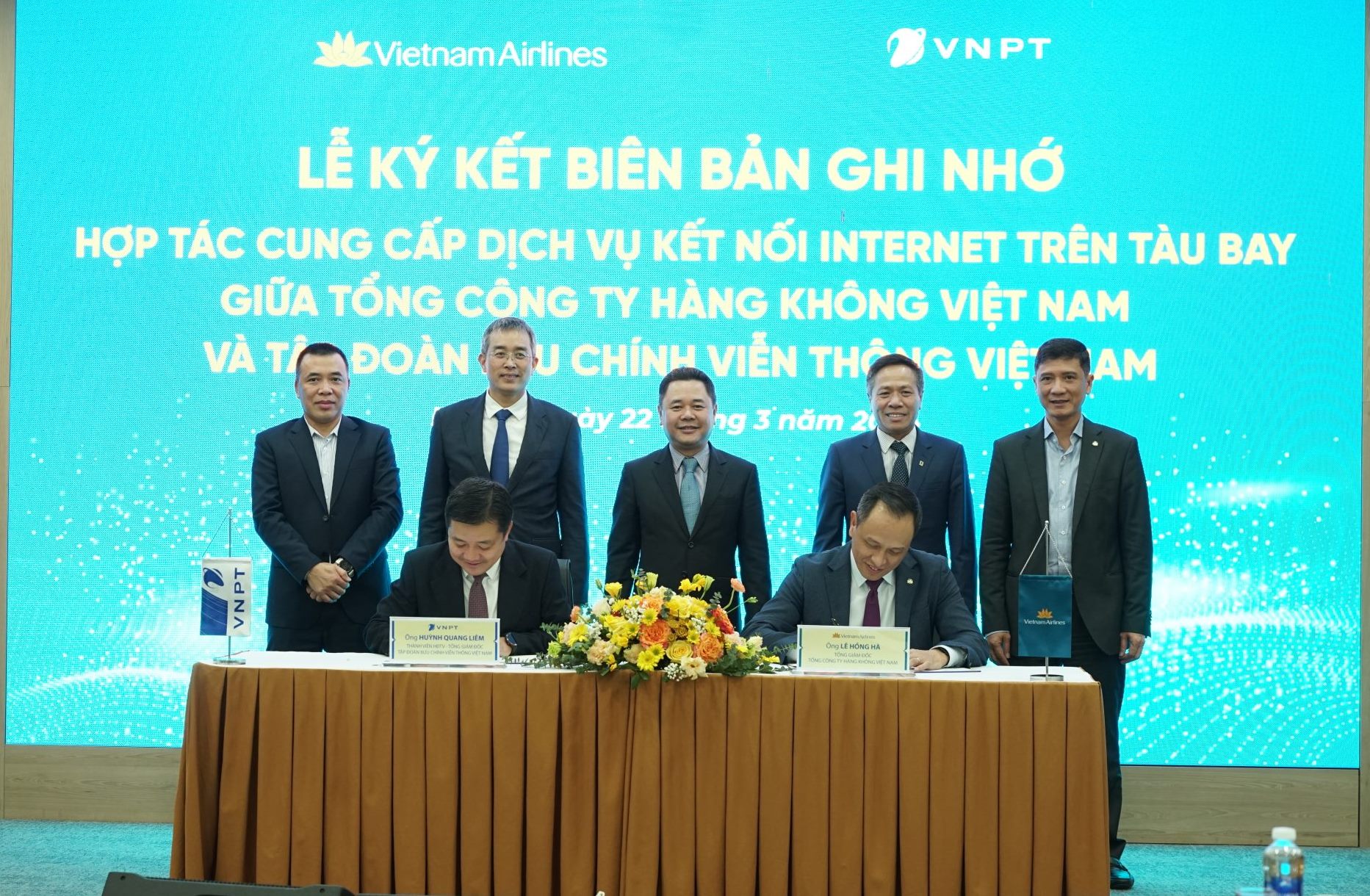 Đại diện lãnh đạo VNA và VNPT ký kết biên bản hợp tác.