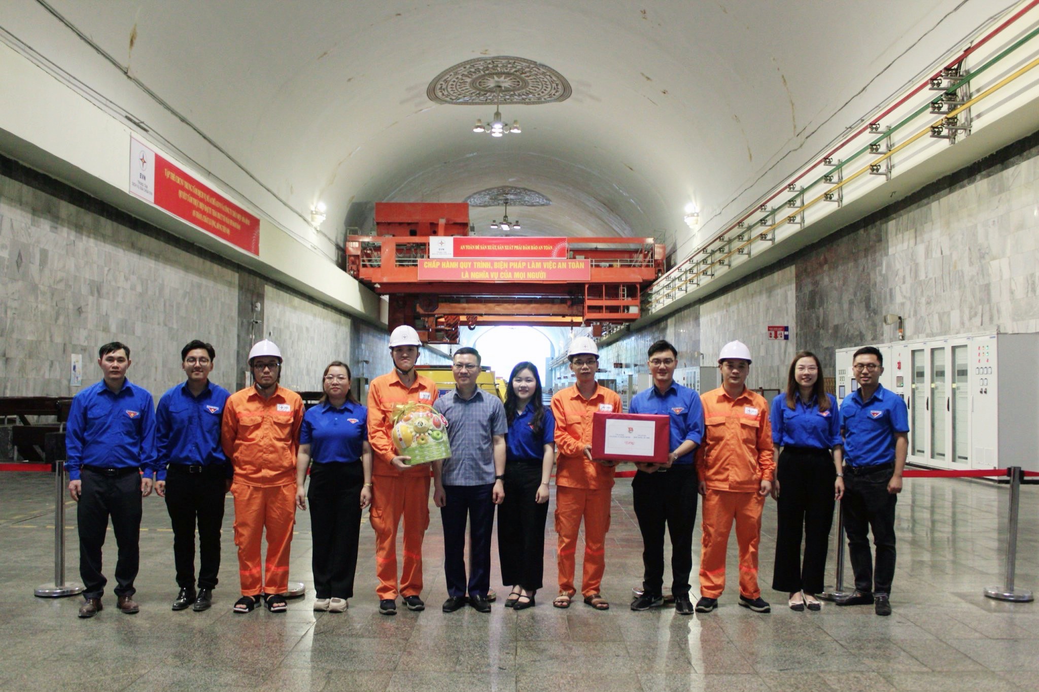 Đoàn công tác động viên và trao quà tặng tới thanh niên công nhân trực tiếp vận hành tại nhà máy Thủy điện Hòa Bình
