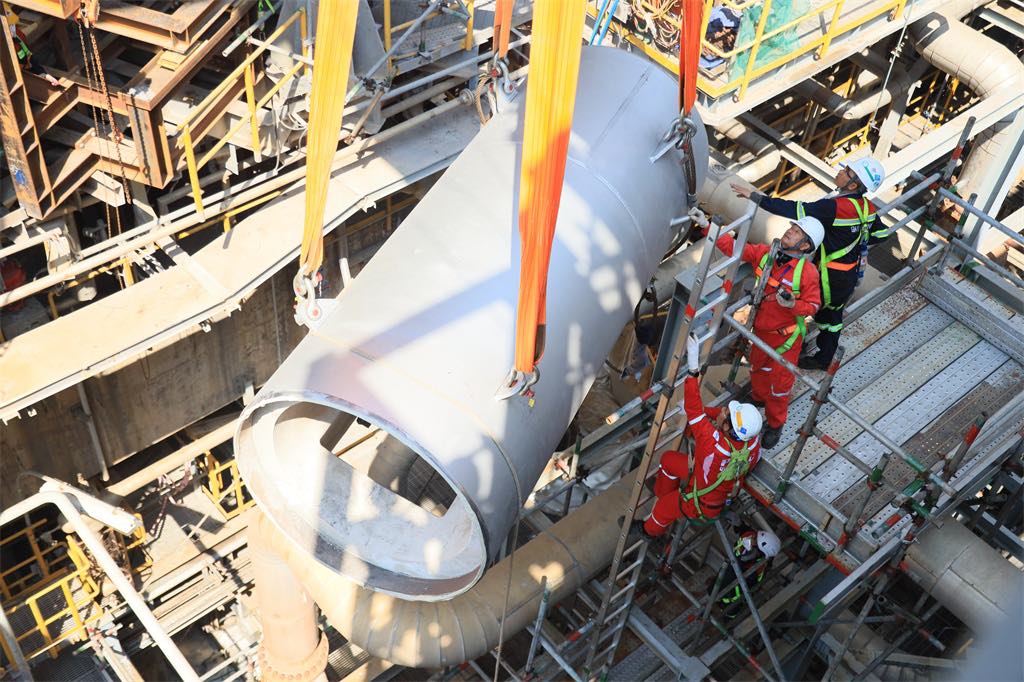 Người lao động bảo dưỡng sửa chữa tại Nhà máy Lọc dầu Dung Quất.