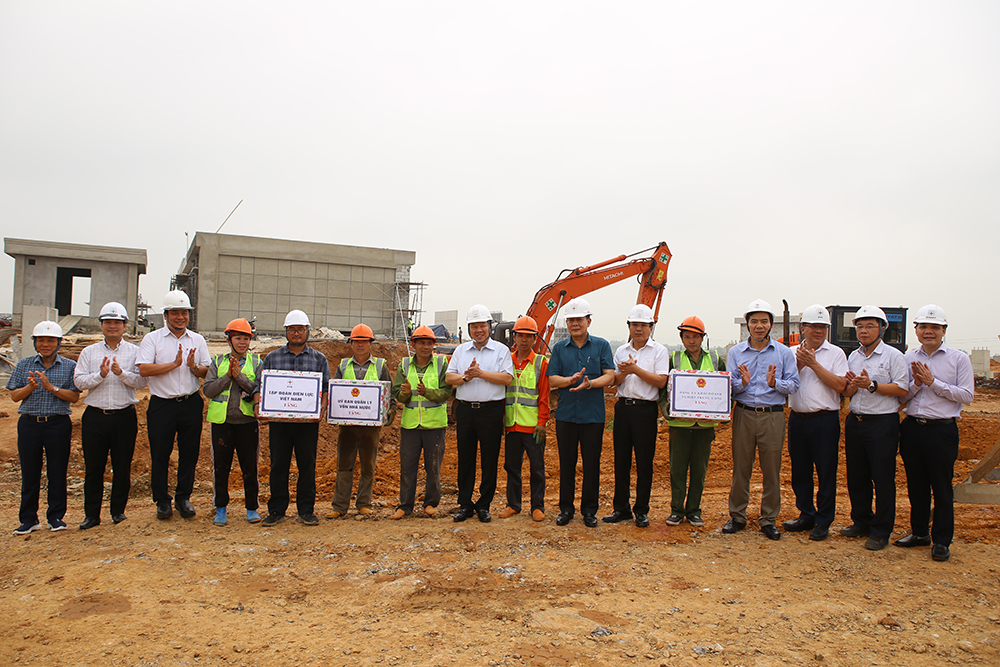 tặng quà động viên đơn vị tham gia dự án TBA 500kV Thanh Hóa.