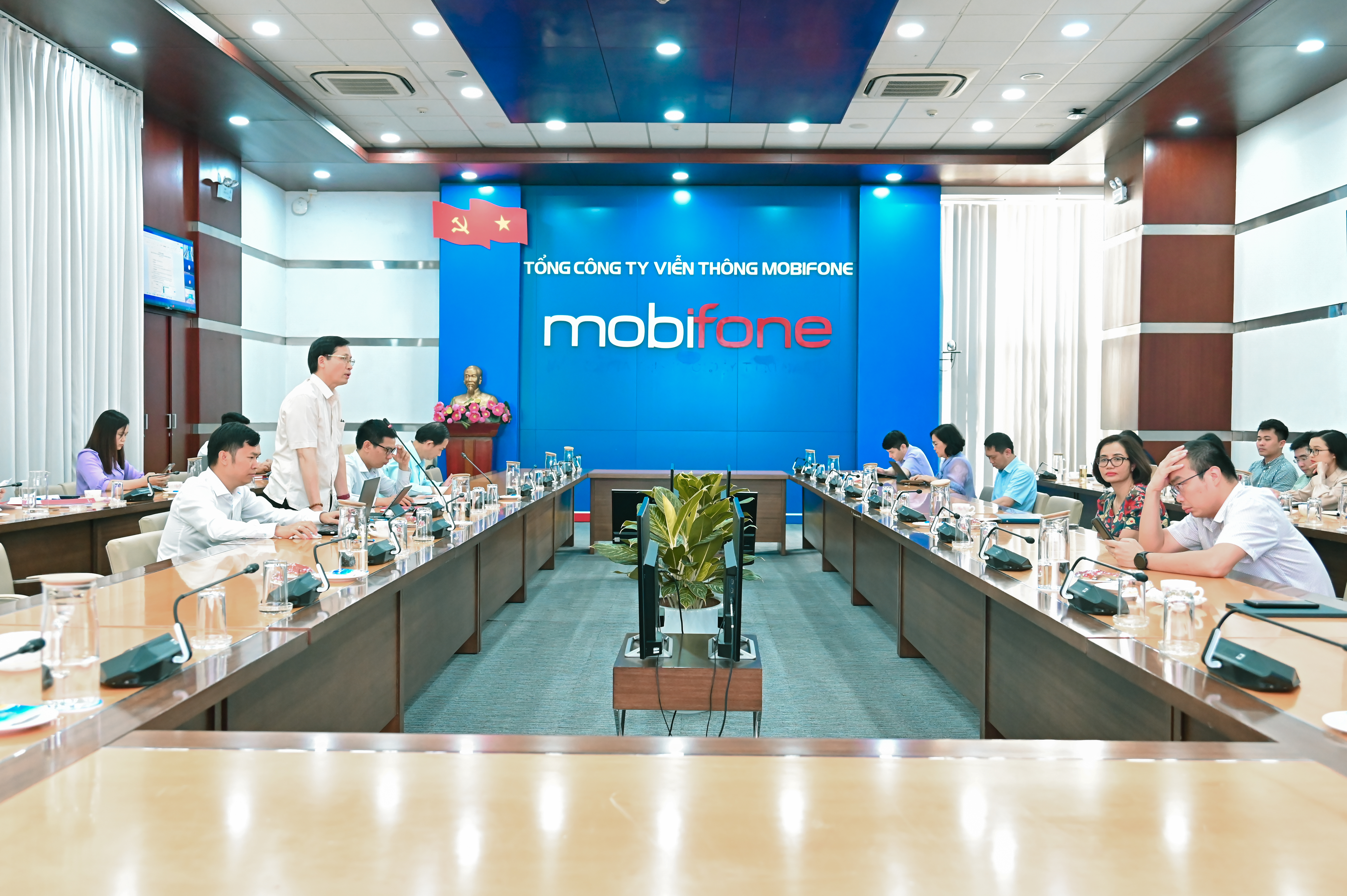 Đồng chí Nguyễn Quang Tiến - Phó Bí thư Thường trực Đảng ủy, Trưởng ban Chỉ đạo 35 Đảng ủy MobiFone giới thiệu sản phẩm Home camera bên lề Hội thảo khoa học.