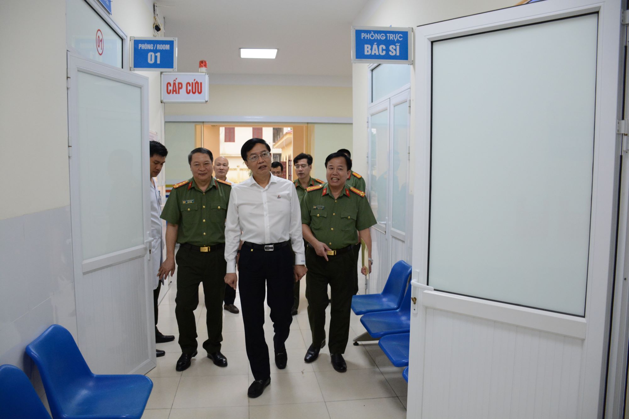 Đồng chí Trần Quang Dũng, Trưởng Ban Truyền thông và Văn hóa Doanh nghiệp Petrovietnam thăm Bệnh viện 7/5.