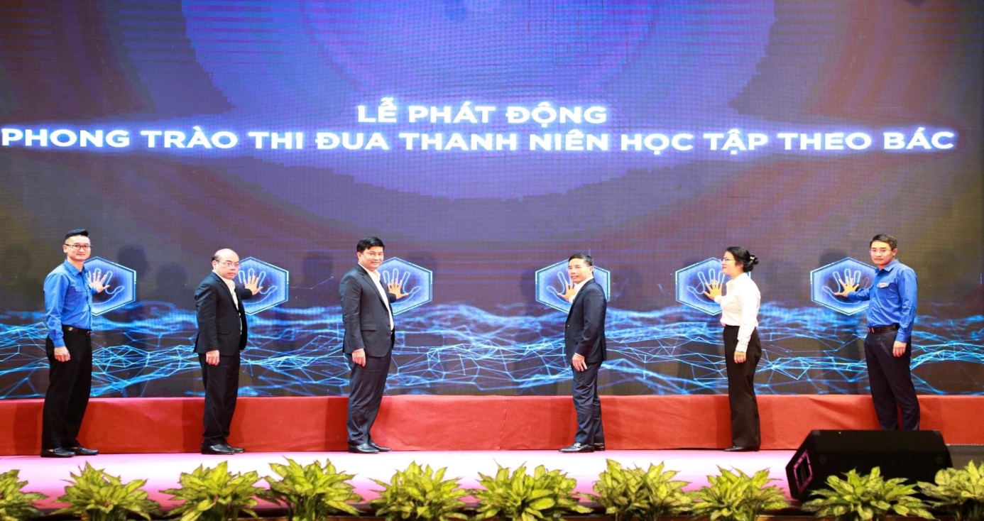 Đảng ủy  Agribank và  Ban Thường vụ Đoàn Thanh niên Agribank thực hiện nghi lễ nhấn nút phát động phong trào thi đua “Thanh niên học tập theo Bác”.