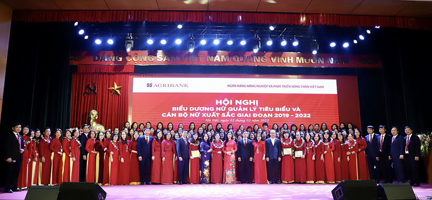 Agribank biểu dương các “Nữ quản lý tiêu biểu, cán bộ nữ có thành tích xuất sắc” giai đoạn 2019 - 2022.