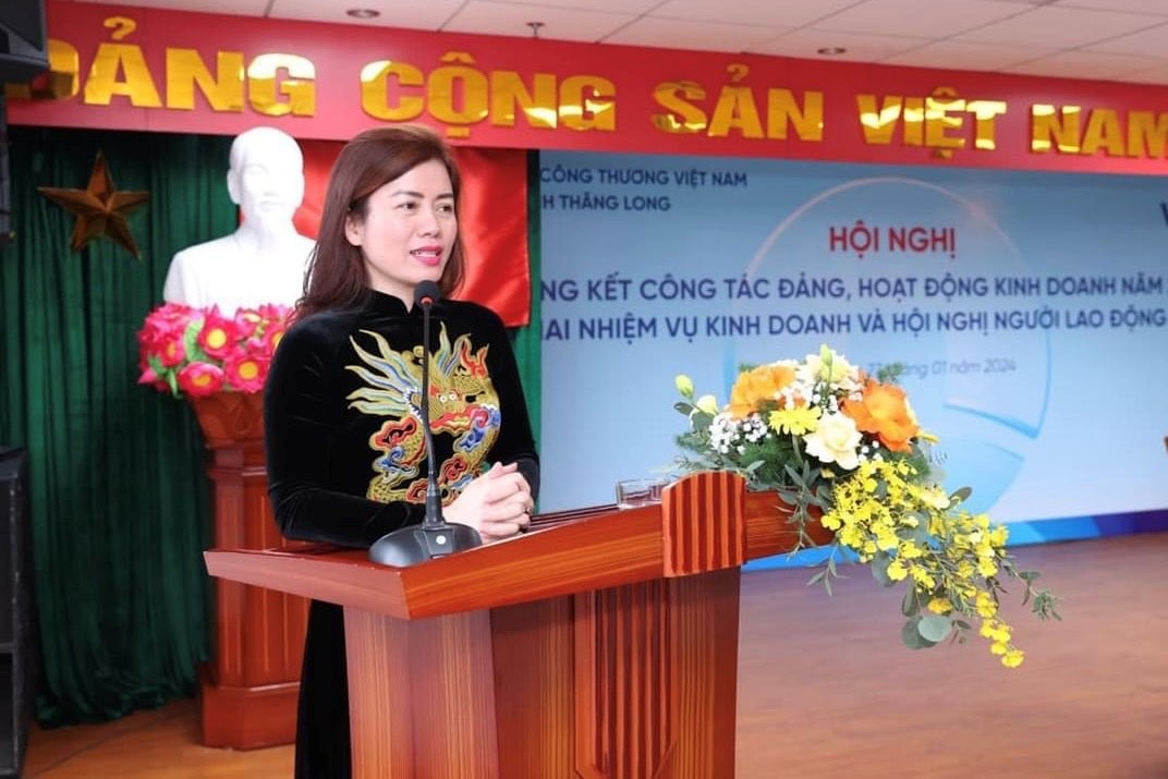 1. Đồng chí Bí thư Đảng ủy VietinBank Thăng Long triển khai thực hiện nhiệm vụ  đến toàn thể cán bộ, đảng viên trong Chi nhánh. Ảnh VietinBank Thăng Long