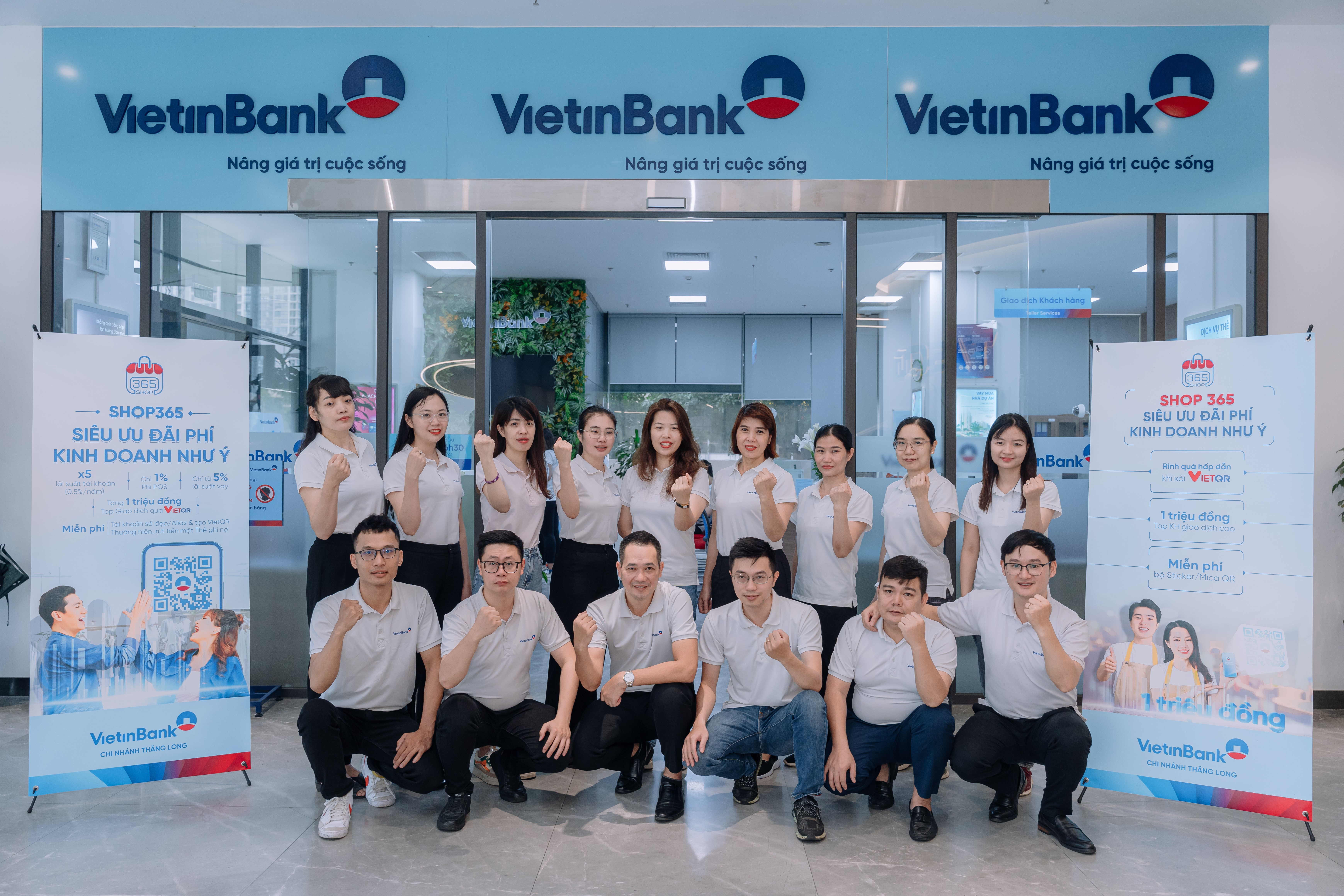 2. Một buổi ra quân giới thiệu các sản phẩm dịch vụ VietinBank của tập thể cán bộ, đảng viên Chi bộ 3. Ảnh VietinBank Thăng Long