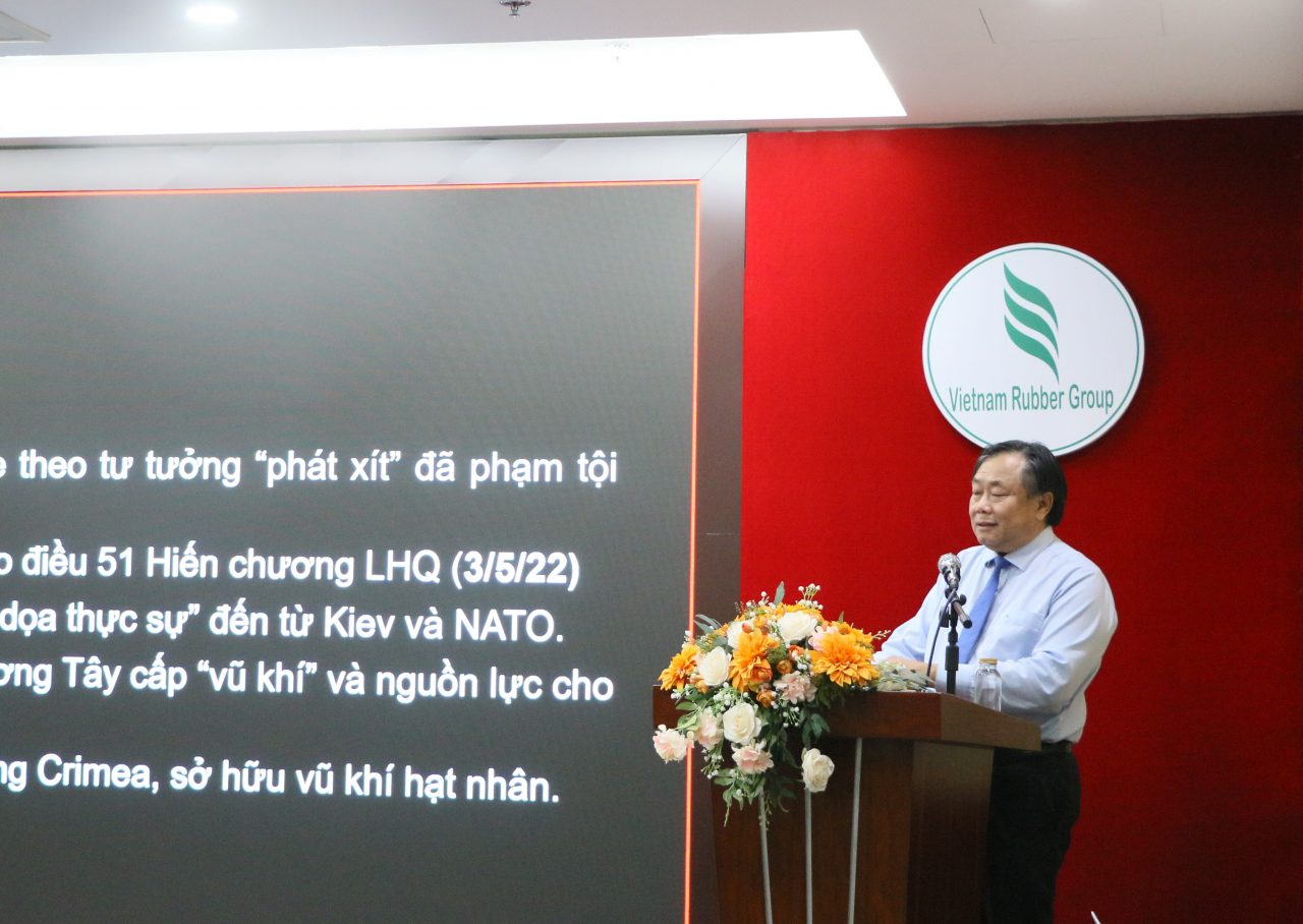 PGS.TS Nguyễn Quốc Dũng – UV BTV Đảng ủy Học viện Chính trị Quốc gia Hồ Chí Minh; Bí thư Đảng ủy, Giám đốc Học viện Chính trị khu vực II, UV Hội đồng Lý luận Trung ương trình bày tại hội nghị