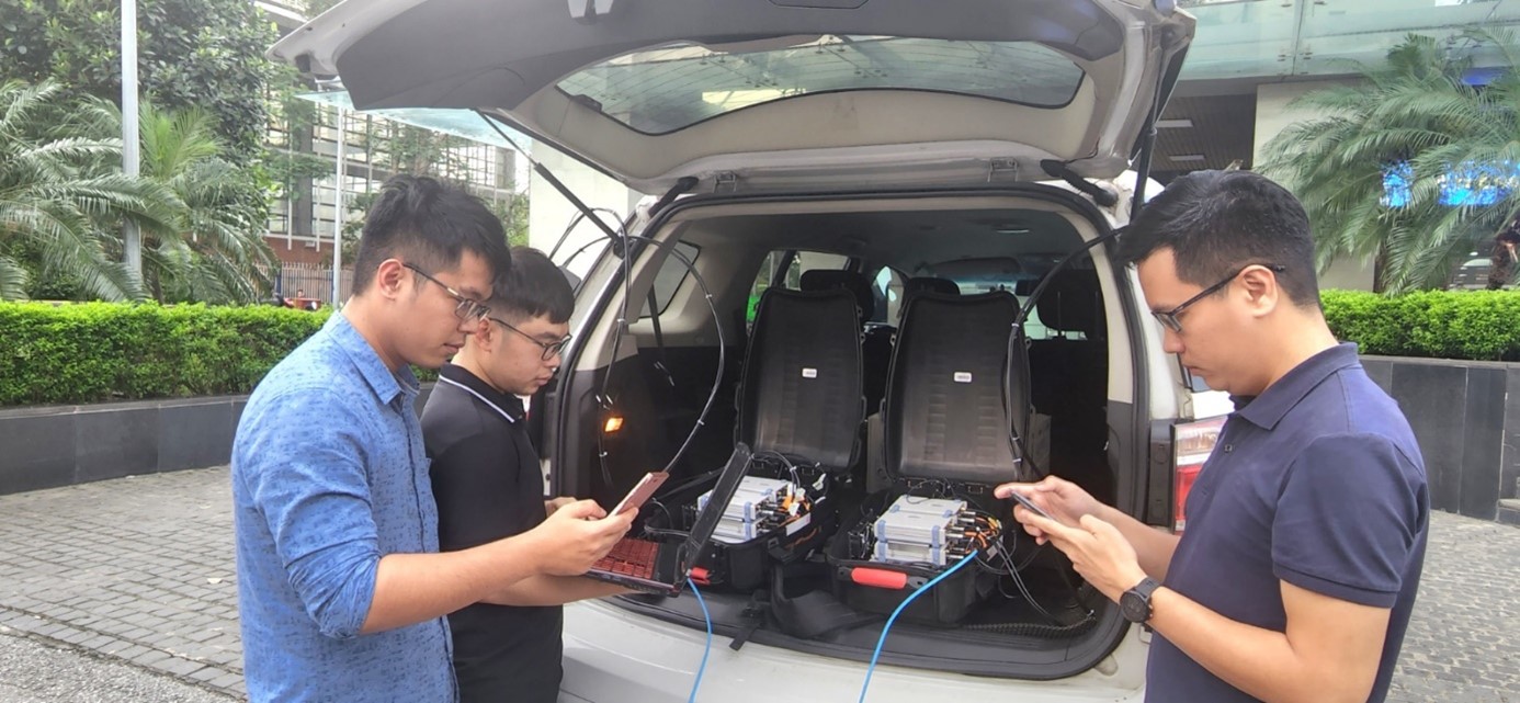 Đội ngũ kỹ sư đo kiểm hiện trường sau bão