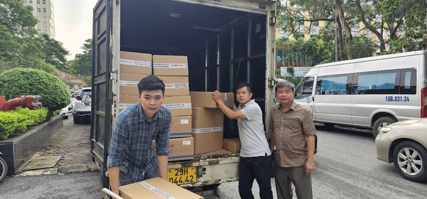 Bàn giao thiết bị sửa chữa ứng cứu thông tin đến trạm BTS