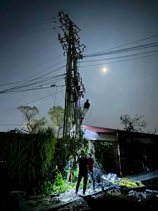 Đ/c Nguyễn Xuân Nghĩa - Giám đốc Trung tâm NOC chỉ đạo trực tiếp nối thông truyền dẫn tại hiện trường Hạ Long trong cơn bão