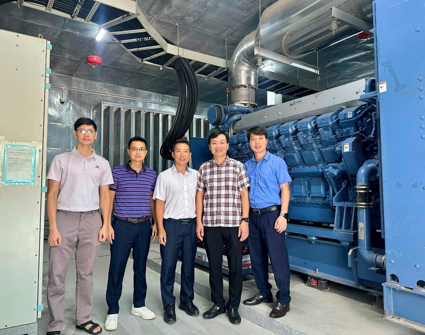 Đ/c Đinh Văn Thành - Phó Giám đốc Trung tâm NOC kiểm tra công tác khắc phục sau cơn bão tại Hải Phòng