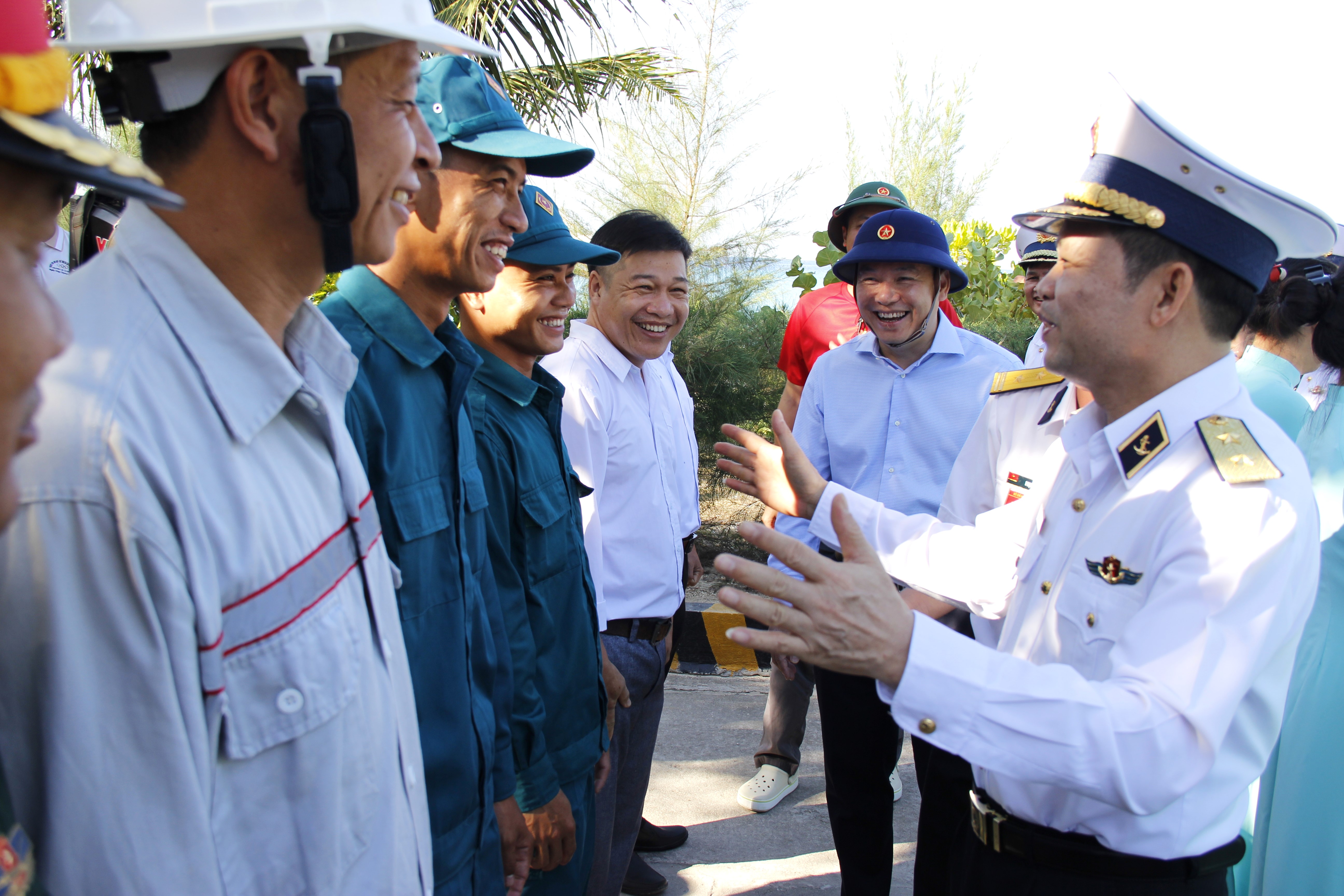 Nhân dân và các lực lượng trên đảo Sinh Tồn chào đón các đồng chí Thủ trưởng và Đoàn công tác số 9 lên thăm đảo.