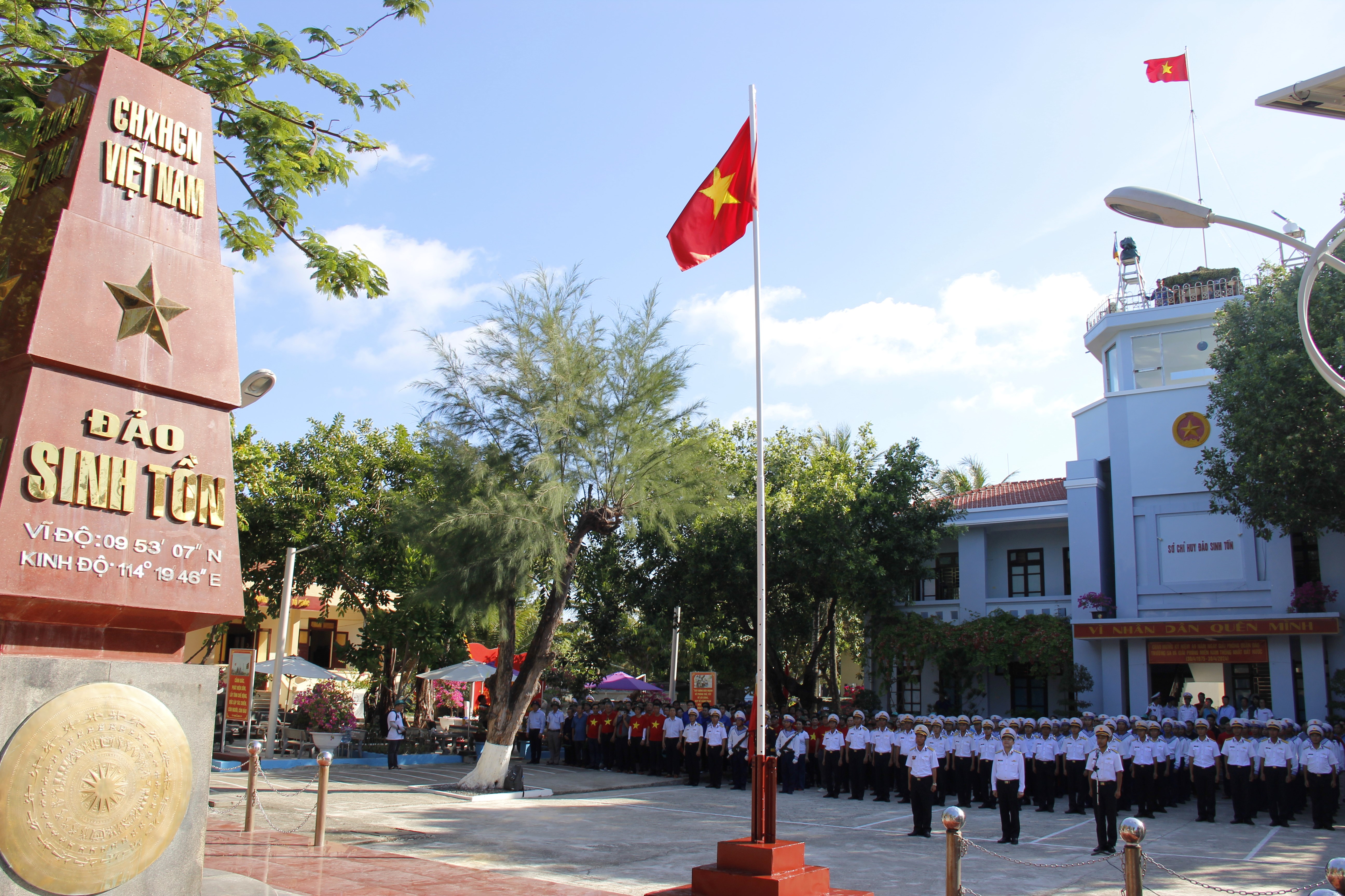 Đoàn công tác số 9 tham dự Lễ chào cờ và duyệt đội ngũ của cán bộ, chiến sĩ, các lực lượng và nhân dân trên đảo Sinh Tồn.