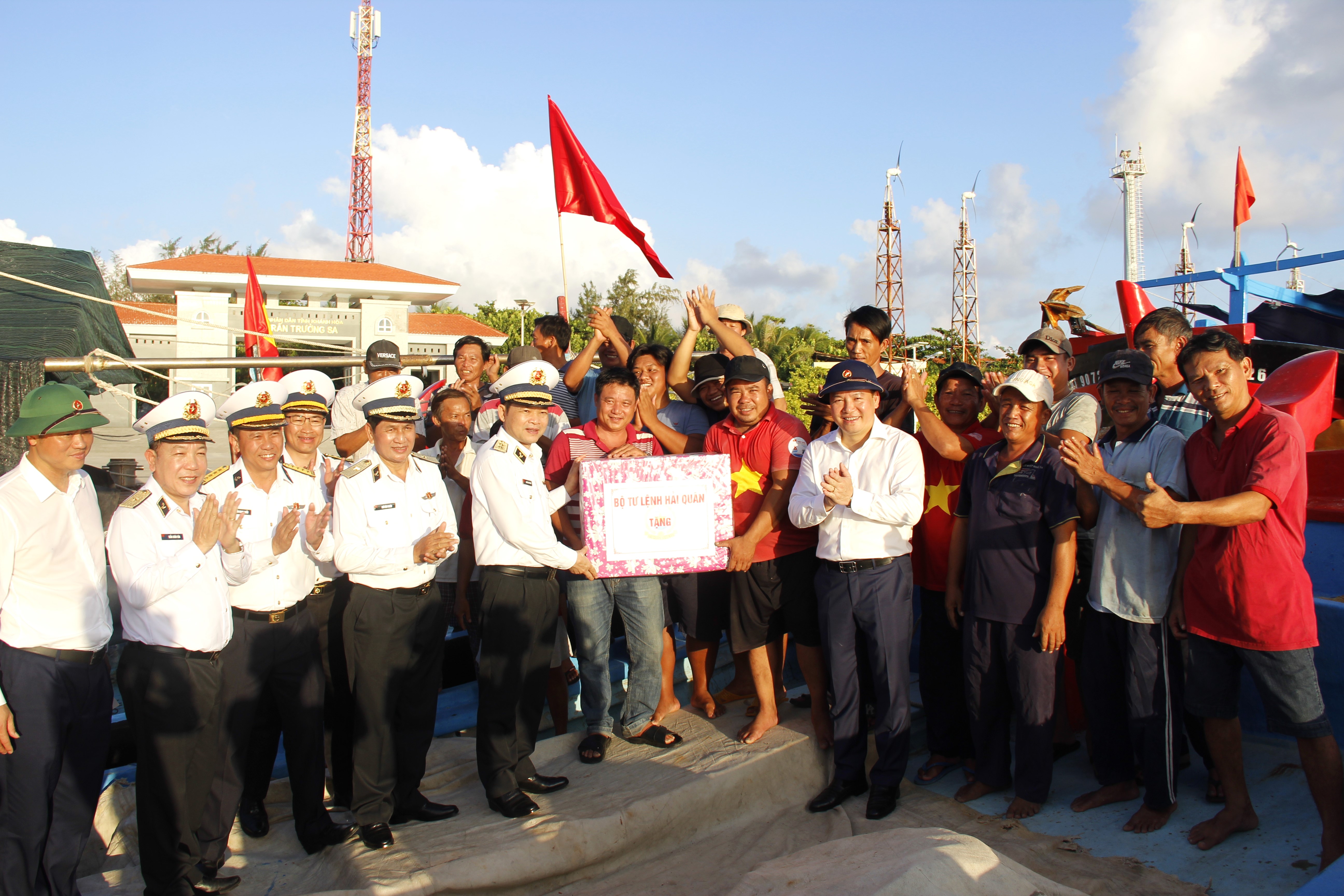 Các đồng chí lãnh đạo Đoàn công tác số 9 thăm, tặng quà, động viên bà con ngư dân tại Âu tàu đảo Trường Sa lớn.