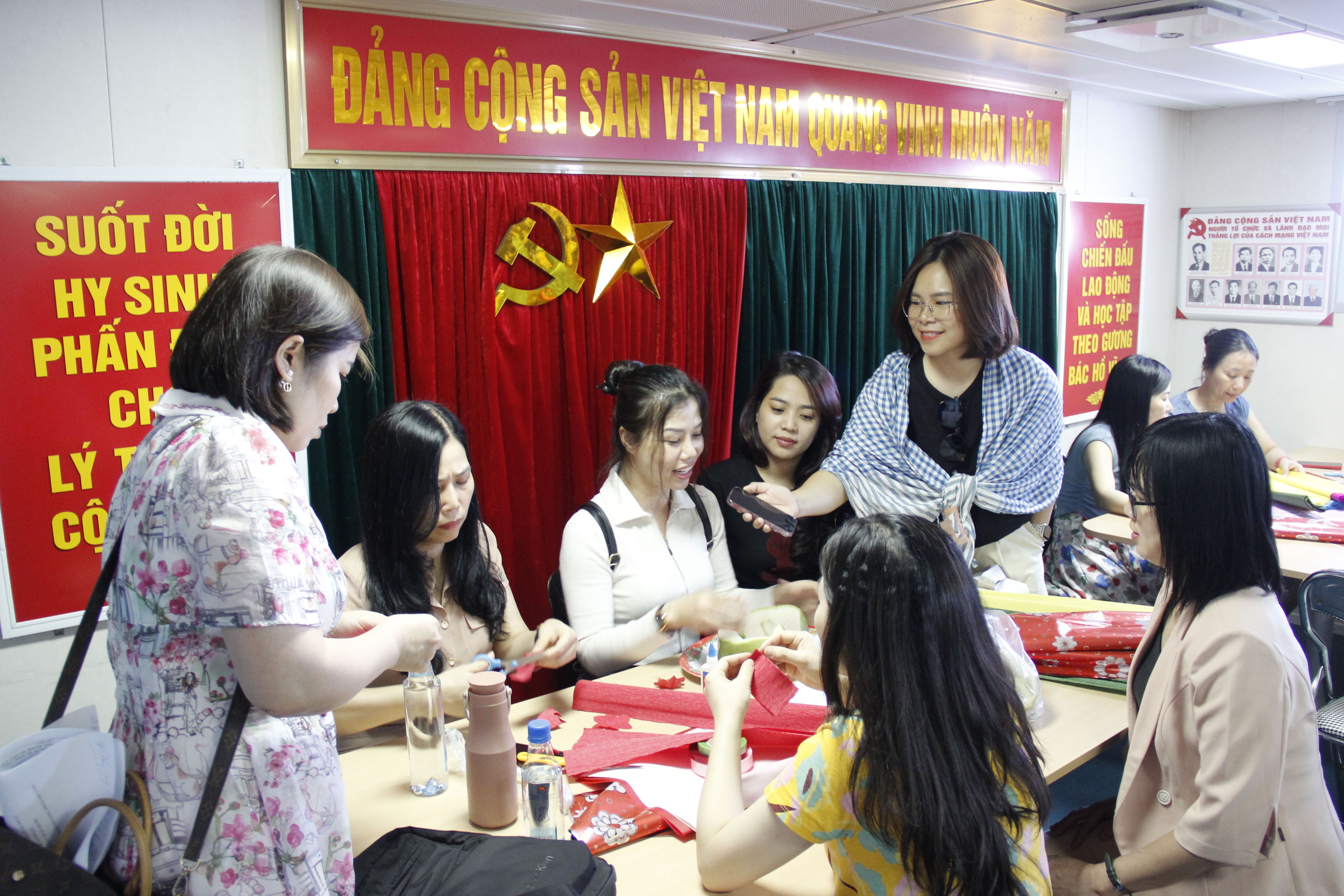 Các đại biểu  chuẩn bị cho nội dung Hội thi cắm hoa trên tàu KN-491.