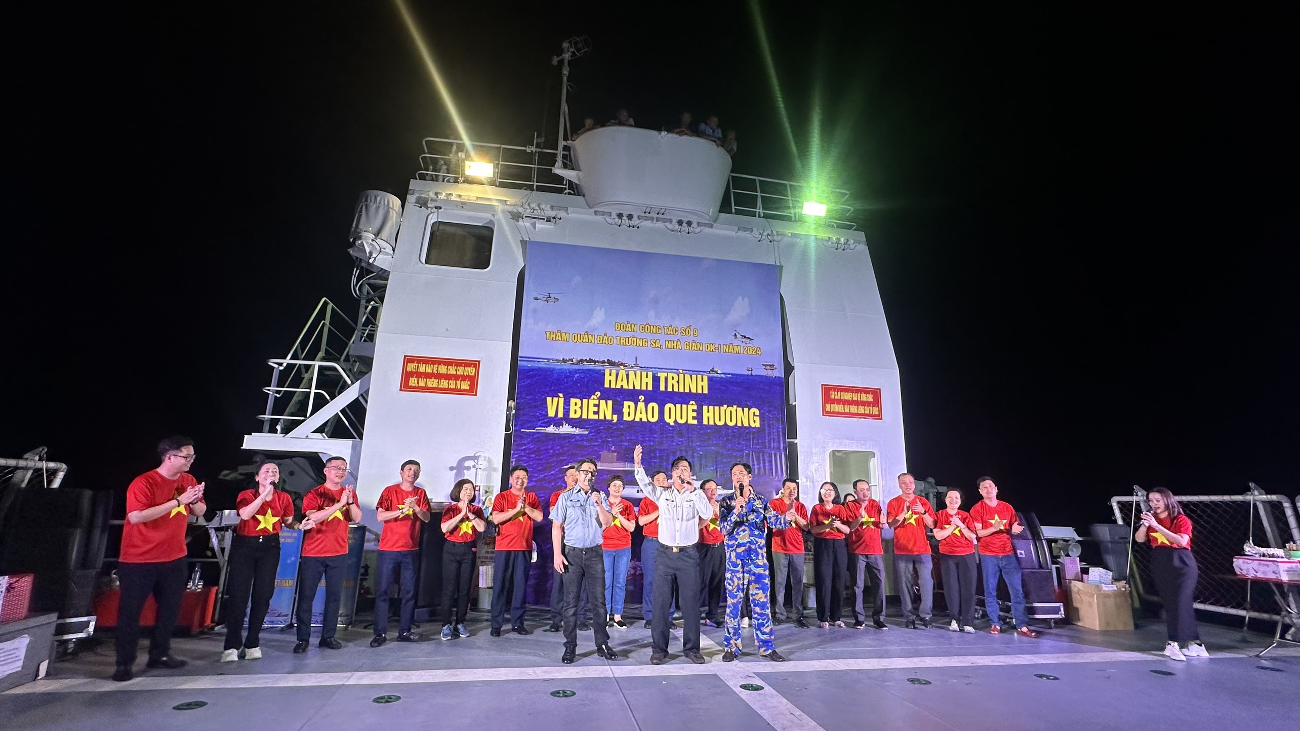 Các đại biểu Đoàn Công tác số 9 tổ chức và tham gia chương trình văn nghệ “Hành trình vì biển đảo quê hương”.